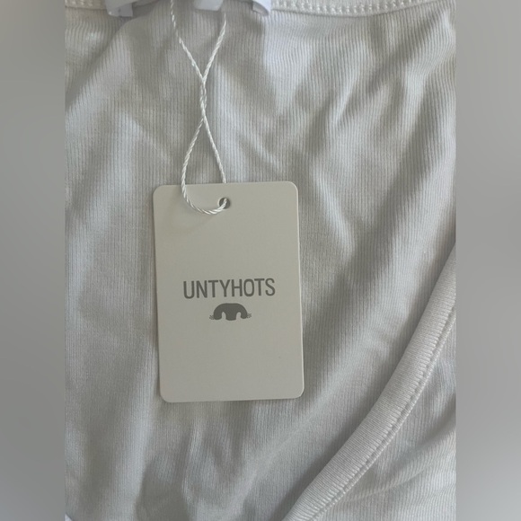 NWT V-Neck Scoop Neck Sleeveless Soft Comfortable Basic Tank Top bodysuit Sz M - Picture 8 of 8